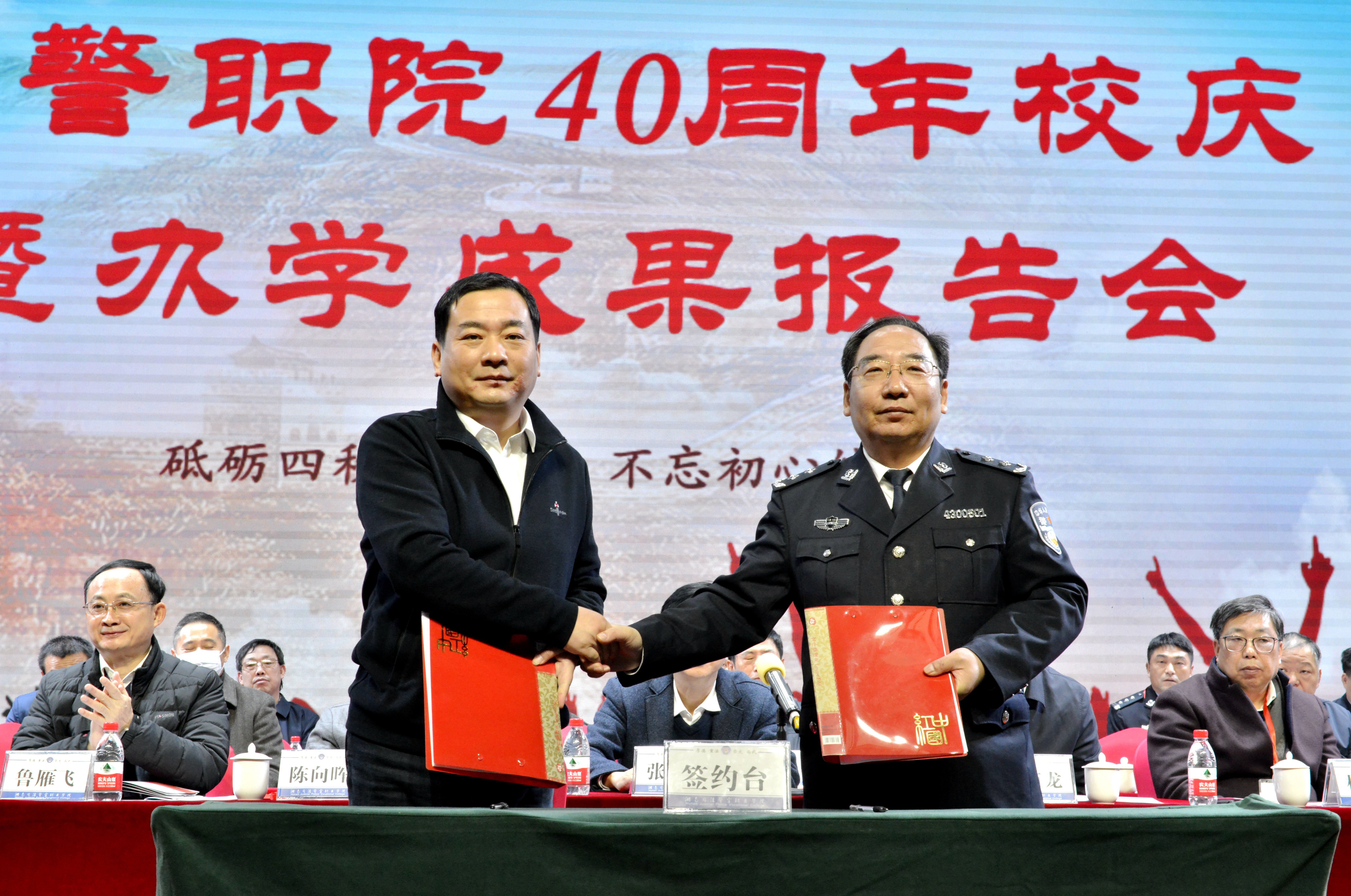 5. 12月，学院与南县签订战略合作框架协议，推进校地合作.jpg