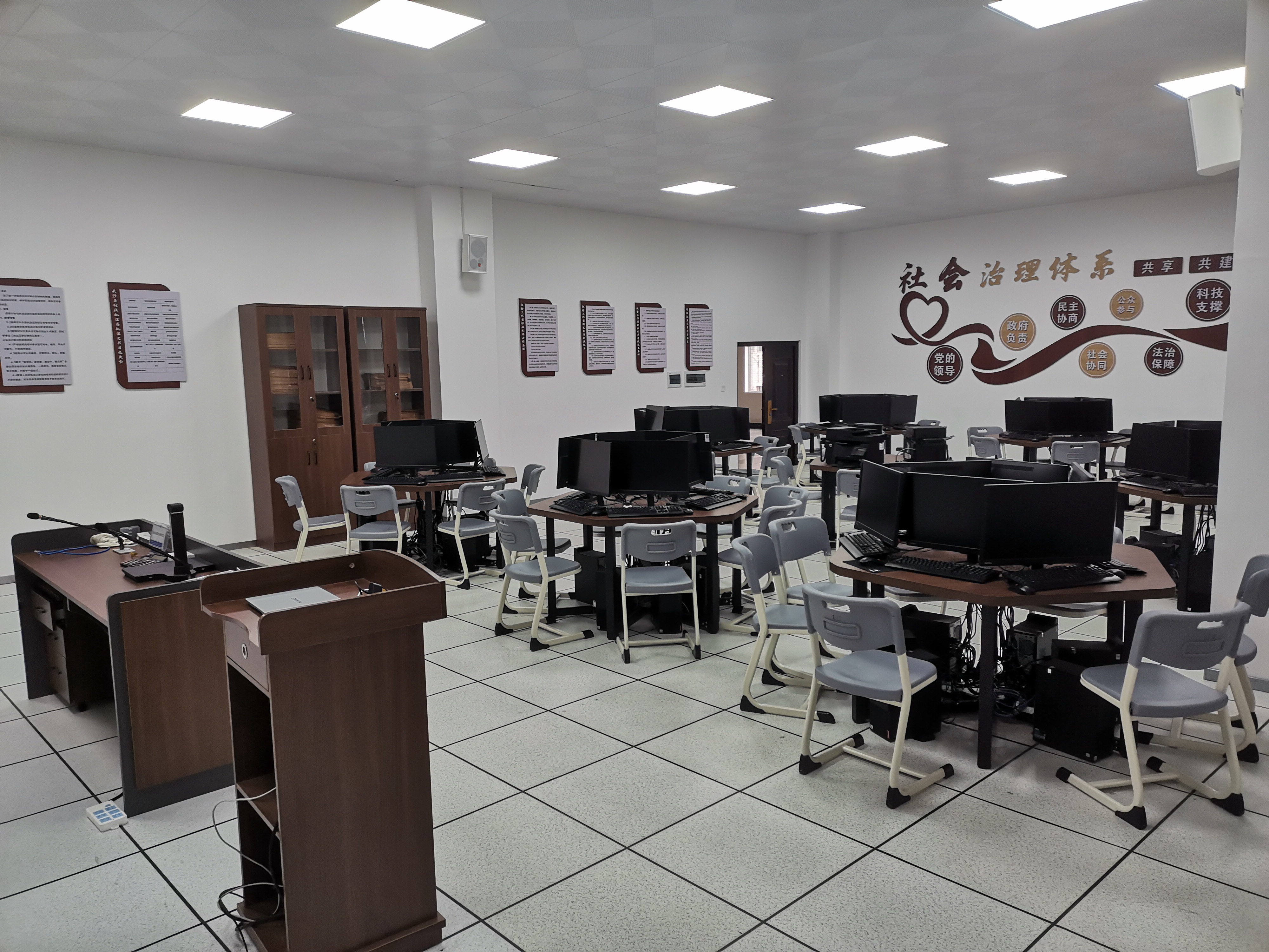 2.社会治理专业群共享实训室.jpg